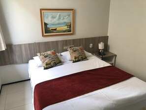 Minibar, desk, laptop workspace, blackout drapes - Aldeota Praia Hotel (Fortaleza)