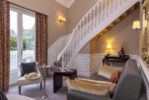 行政套房 (Duplex) | 高档床上用品、羽绒被、加厚床垫、迷你吧