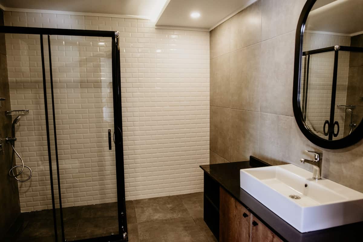 shower, rainfall showerhead, free toiletries, hair dryer