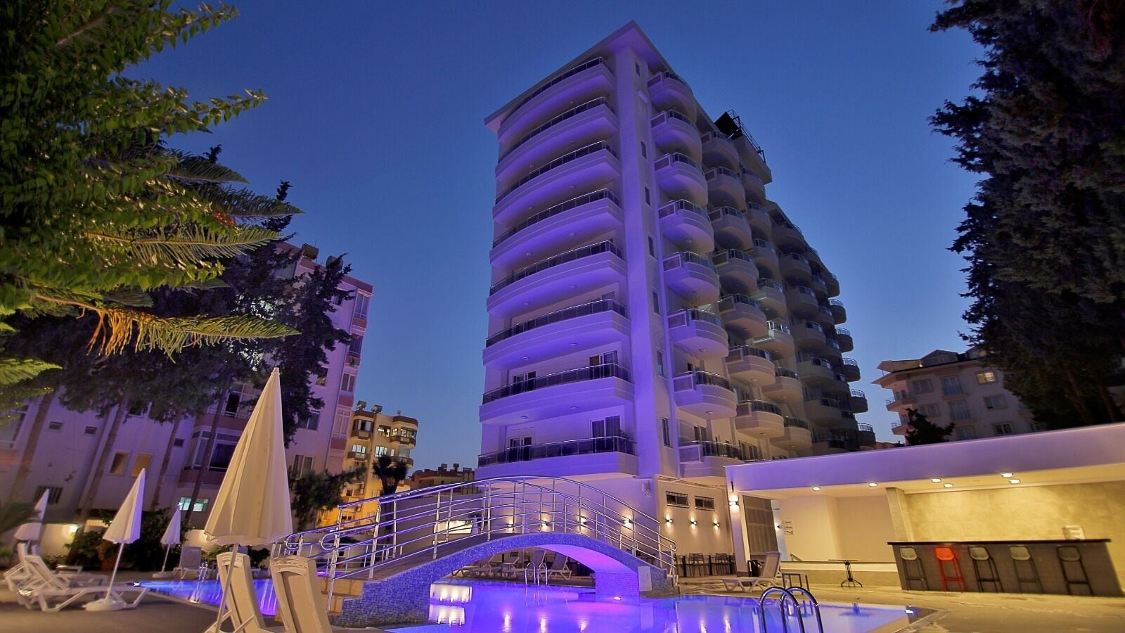 2 outdoor pools, free pool cabanas, pool umbrellas