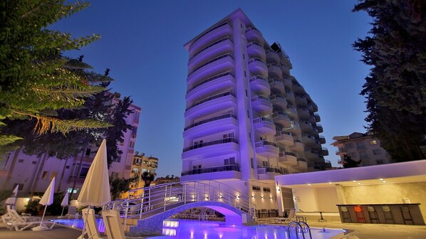 2 座室外游泳池,提供免費遮陽小屋和泳池遮陽傘