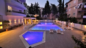 2 outdoor pools, free pool cabanas, pool umbrellas