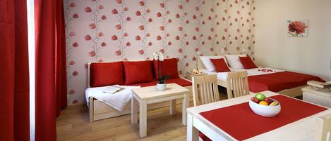 Studio – superior | Safe på rommet, individuelt dekorert, individuelt innredet og skrivebord