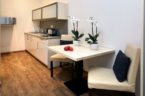 Refrigerador, microondas, placa de cocina, cafetera/tetera