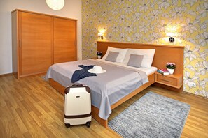 高级开间 | 客房内保险箱、特色装修、特色家居、办公桌
