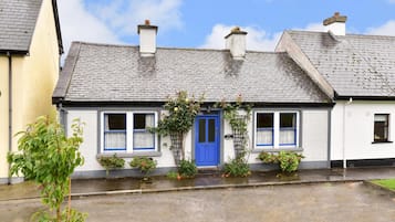 Grove Cottage | In-room dining