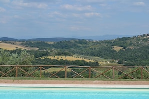 Piscina a l'aire lliure i gandules