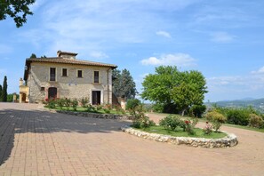 Exterior detail - Tenuta Pizzogallo (Amelia)