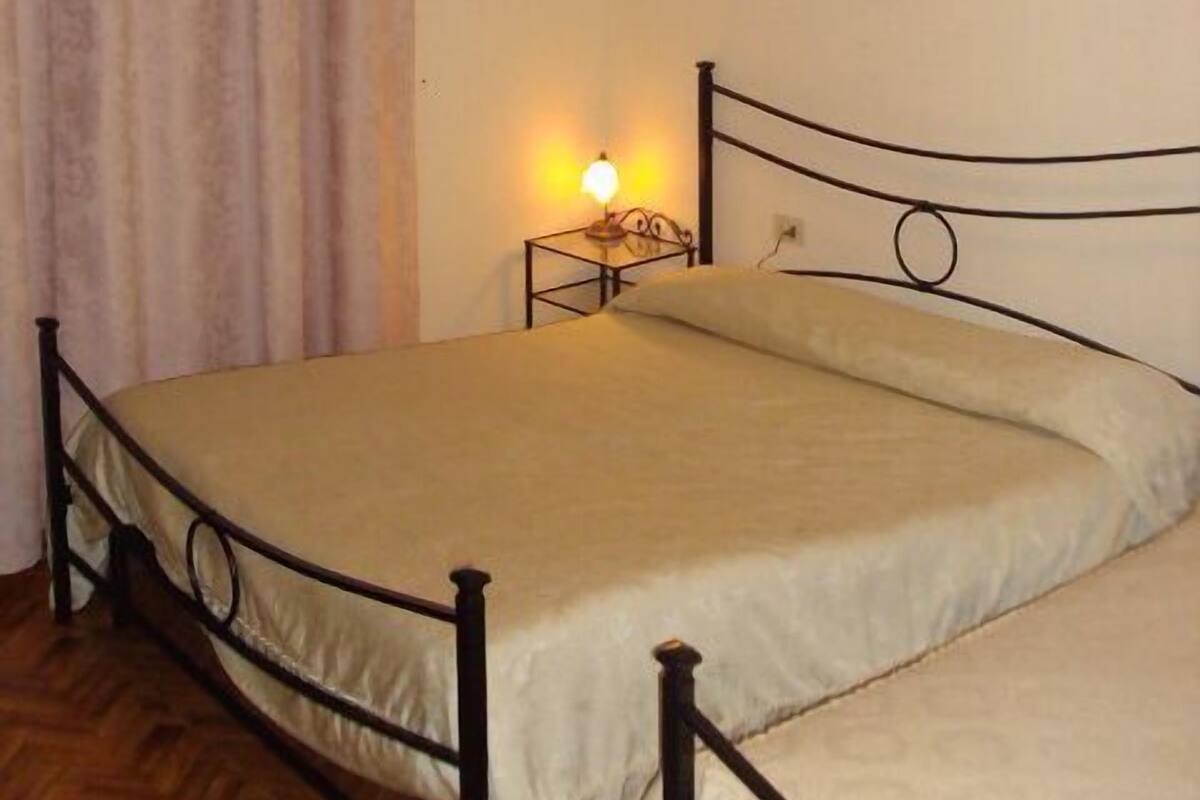 Premium bedding, desk, rollaway beds, WiFi