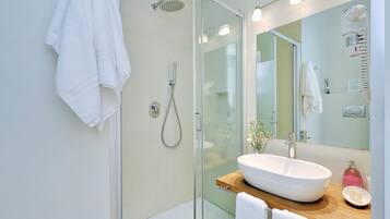 Superior Double Room | Bathroom | Shower, rainfall showerhead, free toiletries, hair dryer