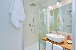 Superior tweepersoonskamer | Badkamer | Een douche, een regendouche, gratis toiletartikelen, een haardroger