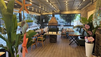 2 Restaurants; Frühstück, Mittagessen und Abendessen werden serviert