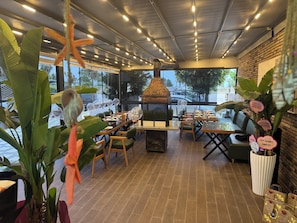 2 restaurants servant le petit déjeuner, le déjeuner et le dîner