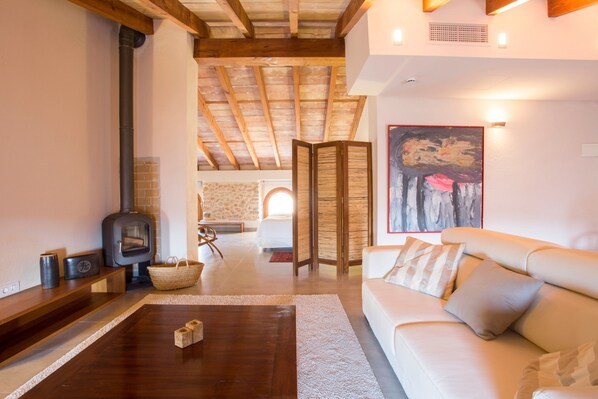 Minibar, in-room safe, desk, iron/ironing board -  Ca' n Beia Suites - Adults Only - Turismo de Interior (Alaro)