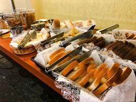 Café da manhã feito na hora grátis todos os dias