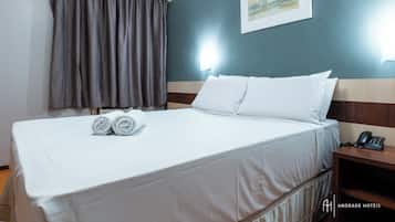 Een minibar, een bureau, verduisterende gordijnen, gratis wifi