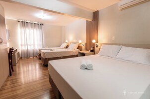 Frigobar, escrivaninha, cortinas blackout, Wi-Fi de cortesia