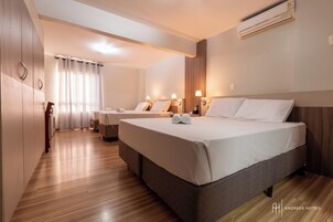 Frigobar, escrivaninha, cortinas blackout, Wi-Fi de cortesia