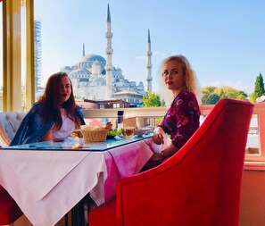 Se sirven desayunos, comidas y cenas