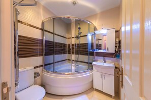 Suite 4 Adults | バスルーム | バスアメニティ (無料)、ヘアドライヤー、スリッパ、タオル