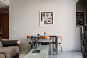 Ático superior, 1 habitación, terraza | Zona de estar | Una televisión de pantalla plana