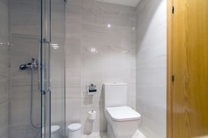 Superior Penthouse, 1 Bedroom, Terrace | Bathroom | Shower, free toiletries, hair dryer, towels