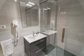 Ducha, artículos de higiene personal gratuitos y secador de pelo