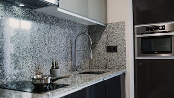 Een koelkast/vriezer, een magnetron, een kookplaat