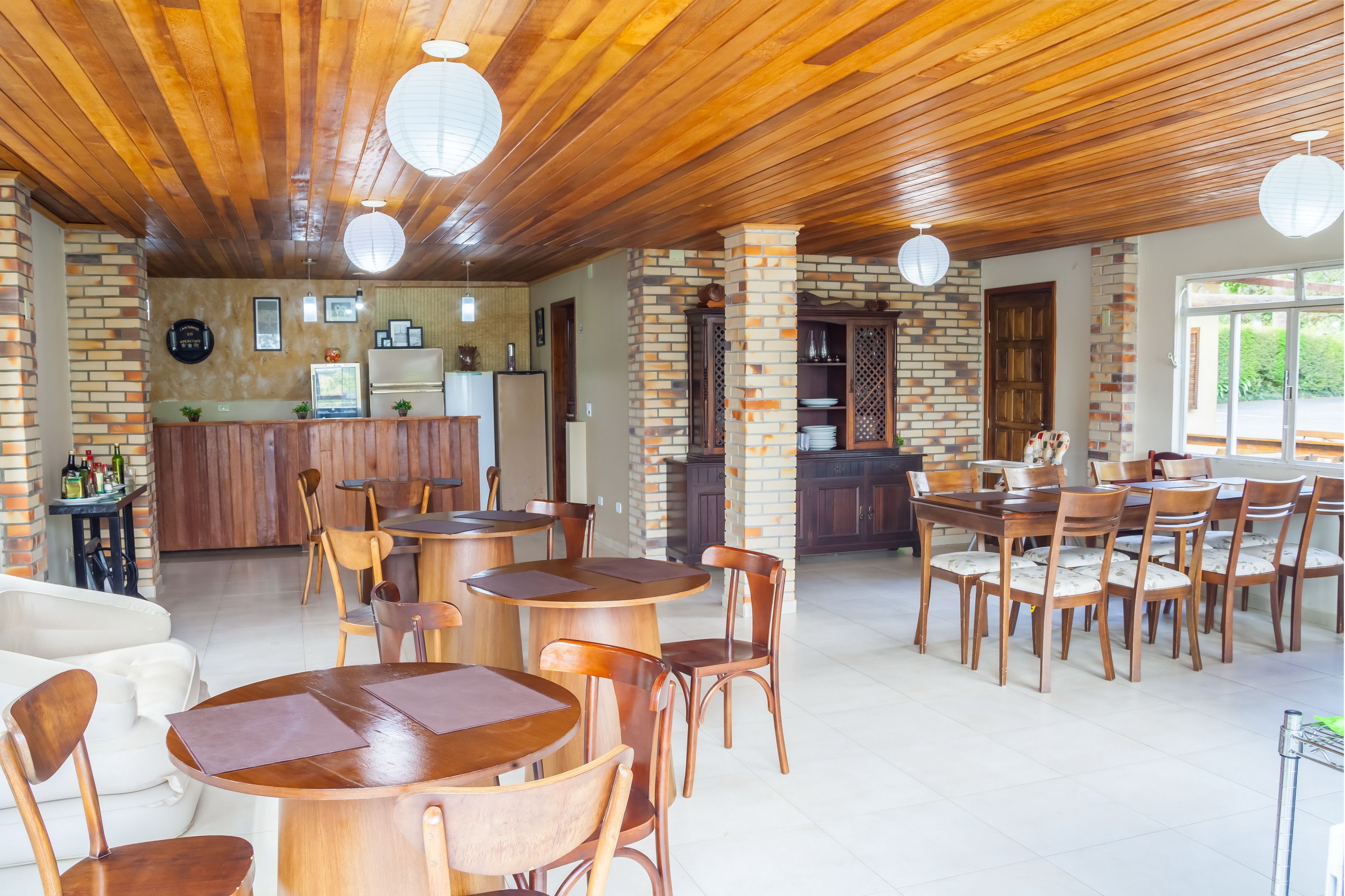 breakfast, lunch and dinner served