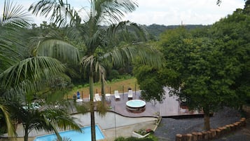 Piscina externa, funciona das 9h às 18h, espreguiçadeiras