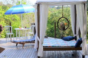 Una piscina al aire libre, sillones reclinables de piscina