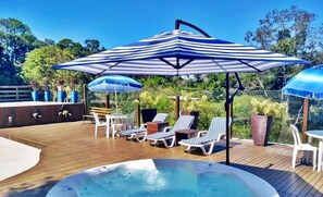 Una piscina al aire libre, sillones reclinables de piscina