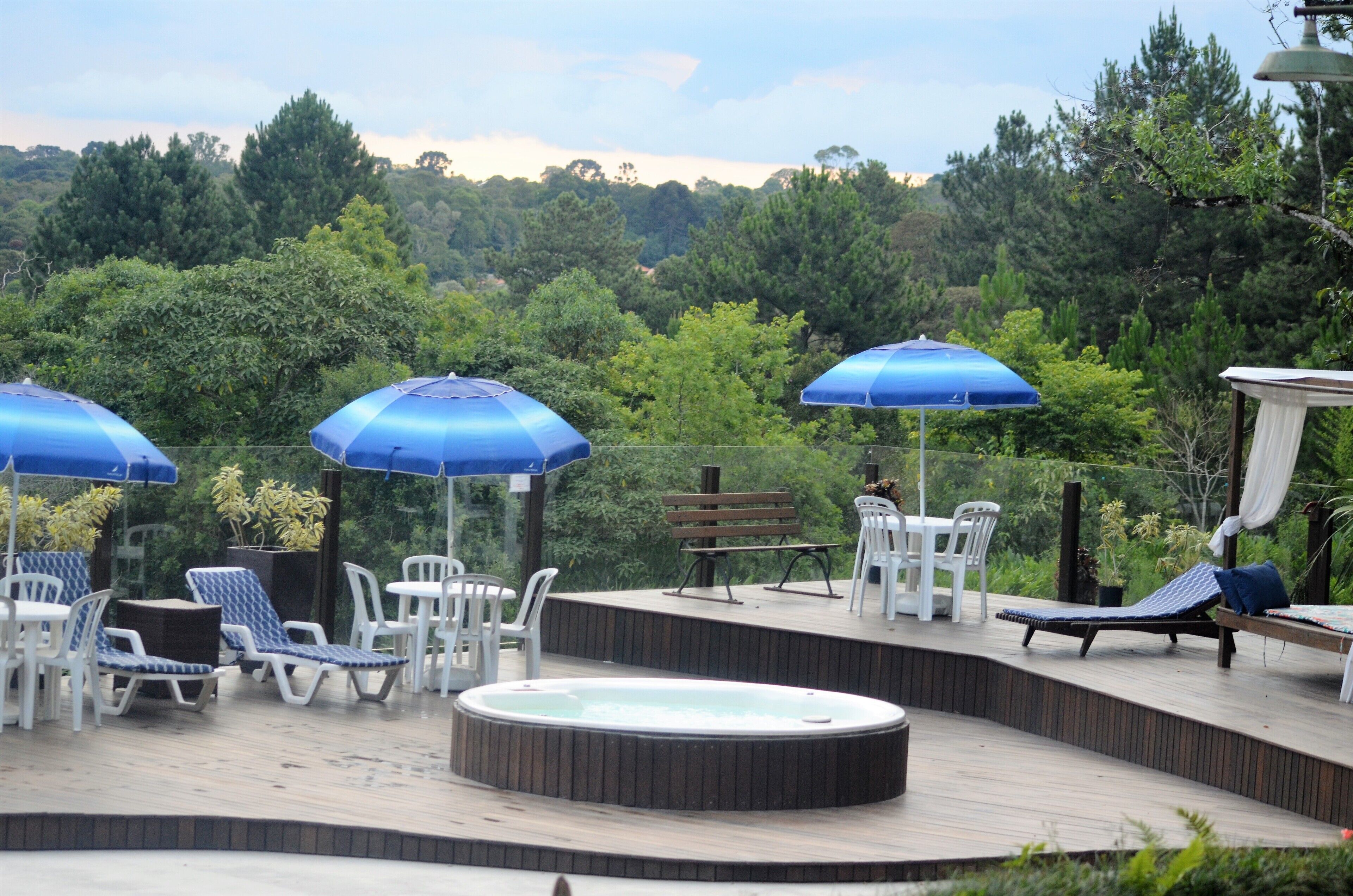 outdoor pool, open 9 am to 6 pm, pool loungers