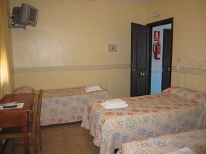 Basic Triple Room, 3 Single Beds, Hill View, Courtyard Area | Desk, free WiFi - Hostal Venta de Abajo (El Castillo de las Guardas)