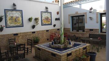 Serveert ontbijt, lunch en diner