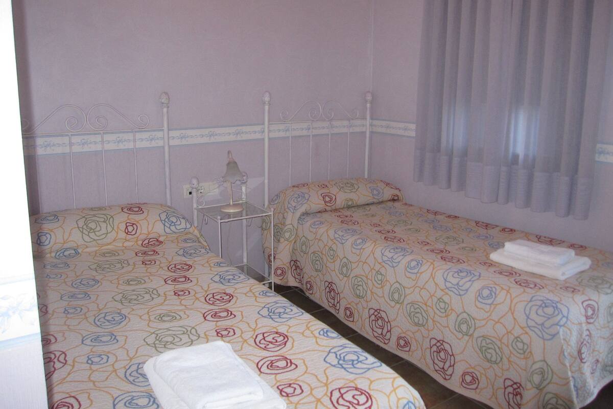 Basic Twin Room, Courtyard Area | Desk, free WiFi