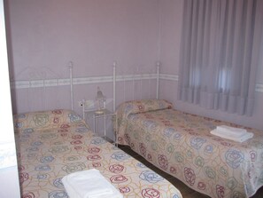 Basic Twin Room, Courtyard Area | Desk, free WiFi - Hostal Venta de Abajo (El Castillo de las Guardas)