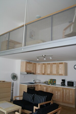 Fridge, microwave, stovetop, coffee/tea maker - Balbinova Aparthouse (Prague)