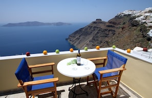 Premier Room (Caldera view) | Balcony view - Hotel Mylos (Santorini)