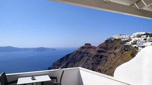Premier Room (Caldera view) | Balcony - Hotel Mylos (Santorini)