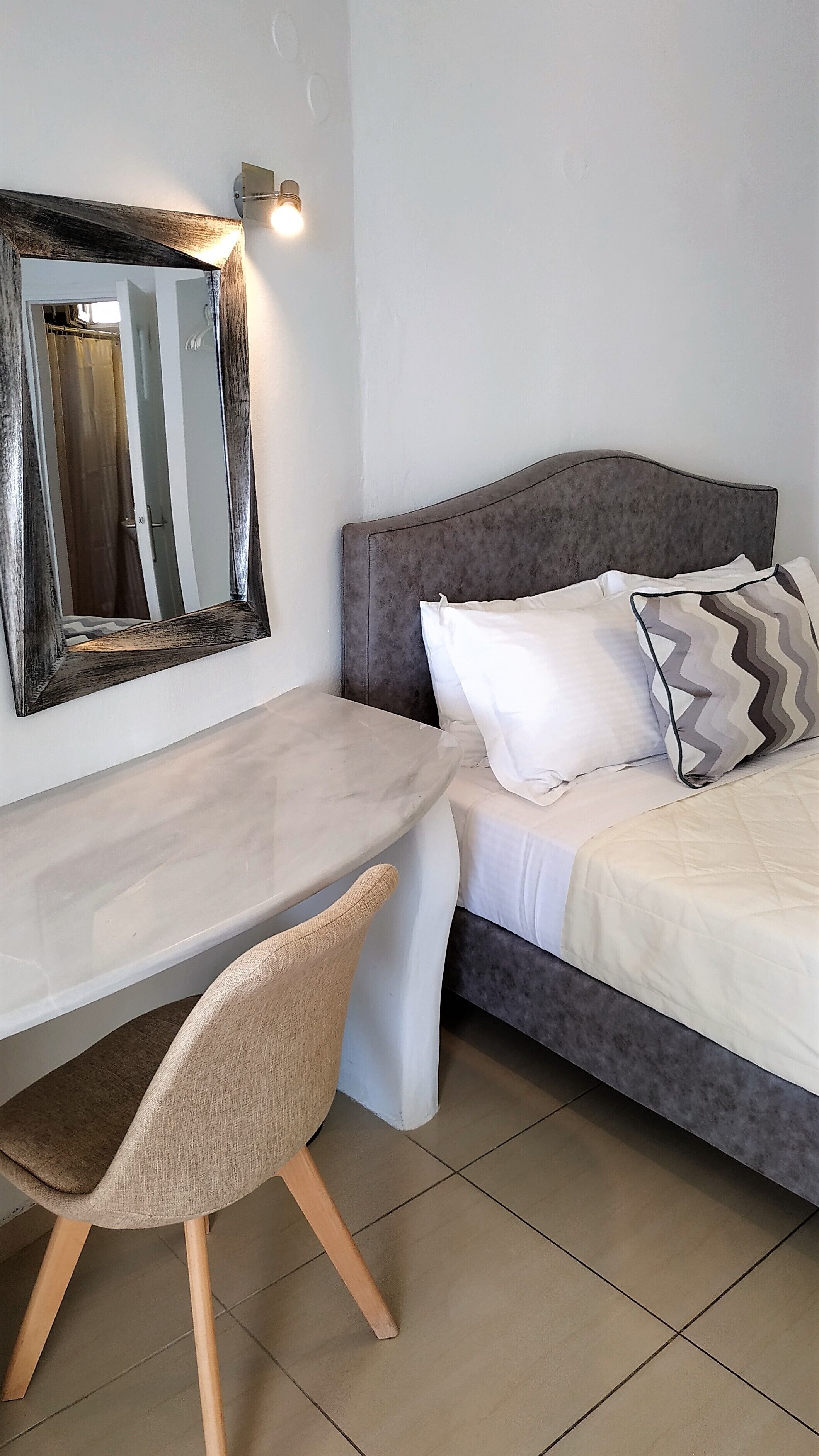 standard room | 1 bedroom, pillow-top beds, minibar, in-room safe
