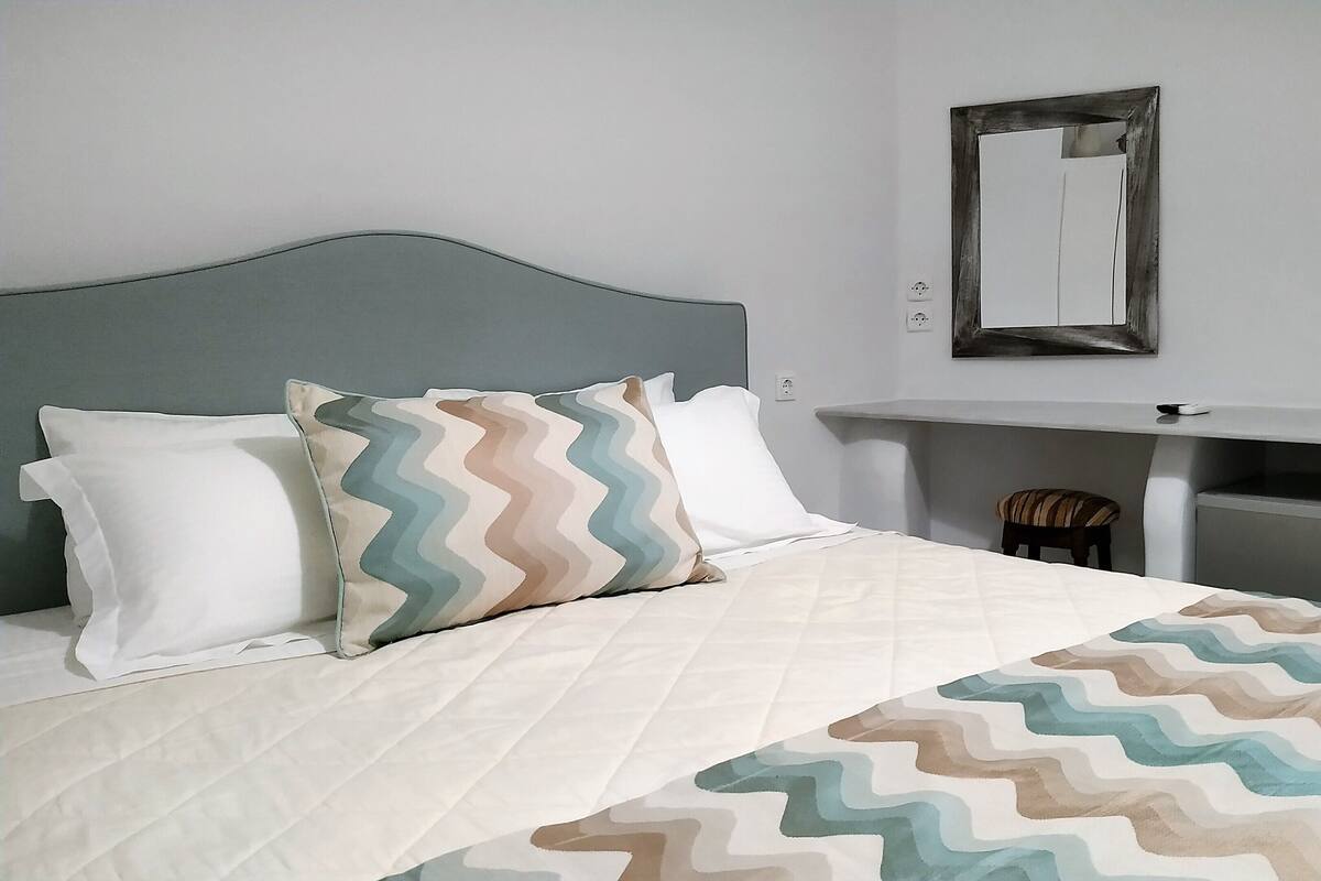 Standard Room | Pillowtop beds, minibar, in-room safe, soundproofing