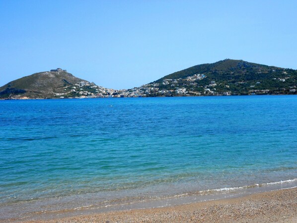 On the beach, sun loungers, beach towels - Apartments & Suites Papafotis (Leros)