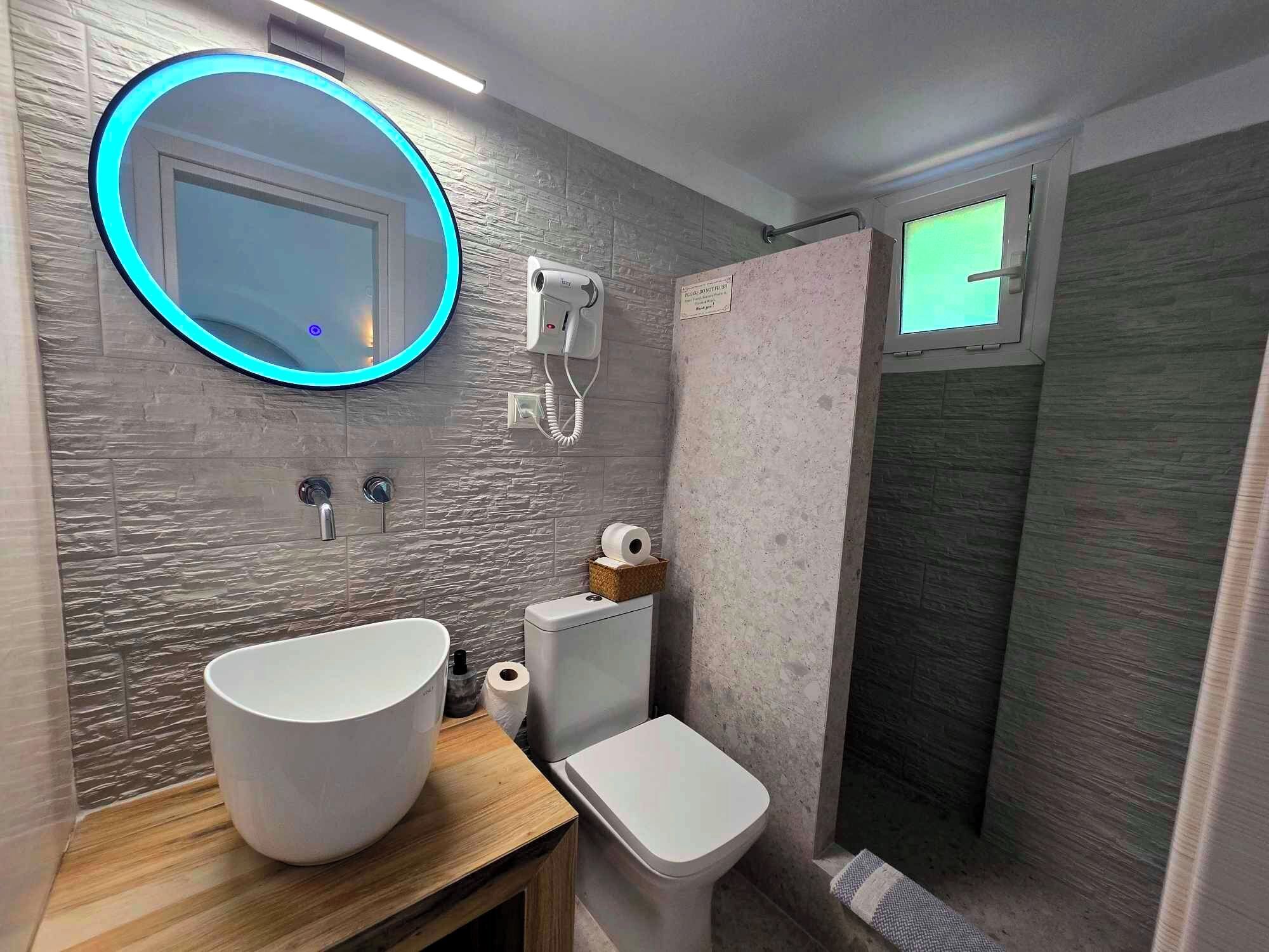 Studio Besar, Beberapa Tempat Tidur | Kamar mandi | Shower, pancuran hujan, perlengkapan mandi gratis, dan pengering rambut