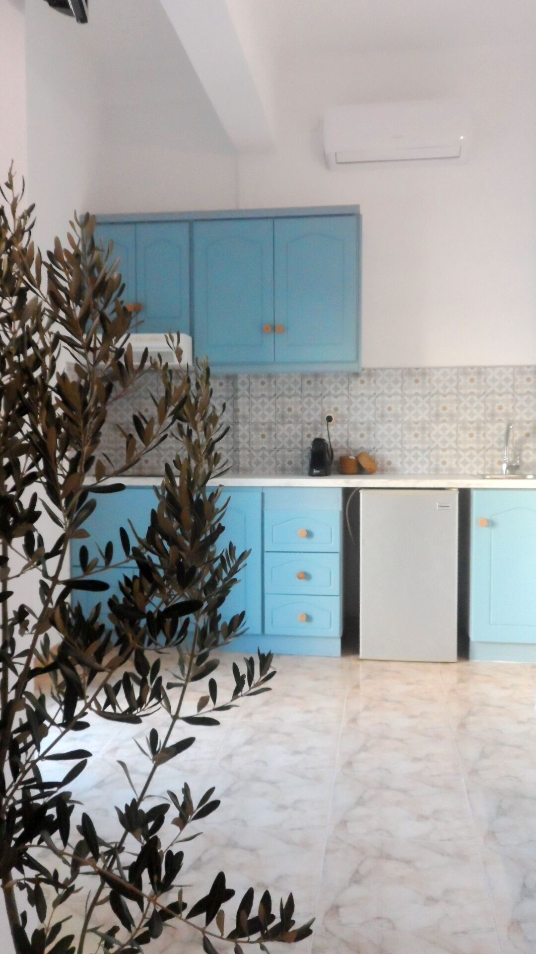 junior studio suite | private kitchen | mini-fridge, kitchen islands