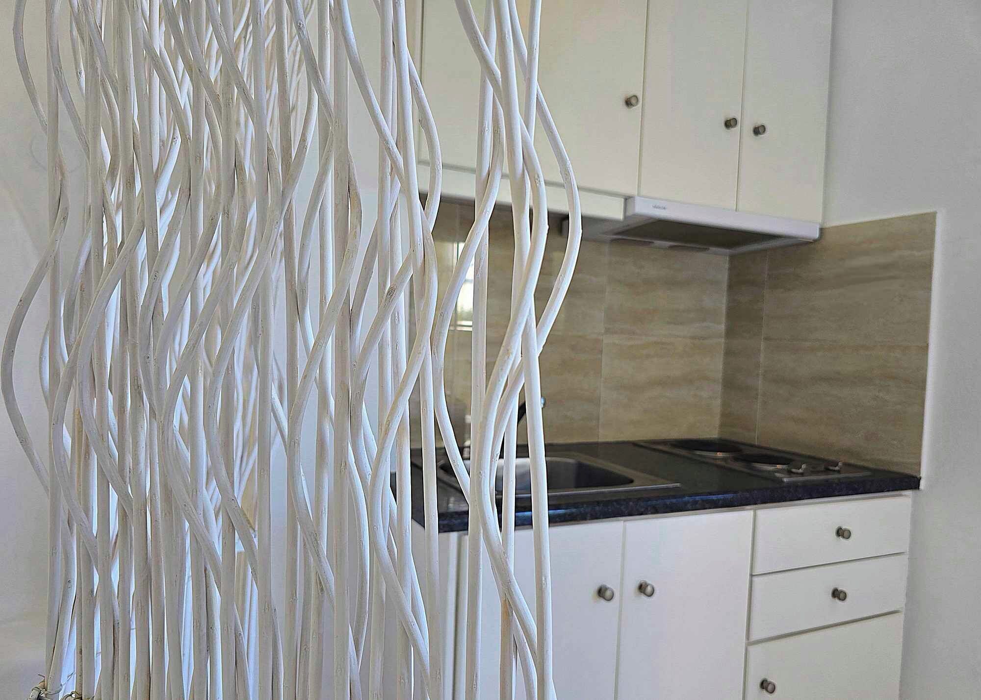 Estudio superior, 2 camas individuales, vista al jardín, planta baja | Cocineta privada | Frigobar y isla de cocina 