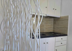 スーペリア スタジオ シングルベッド 2 台 ガーデンビュー 1 階 | 専用簡易キッチン | 小型冷蔵庫、キッチンカウンター