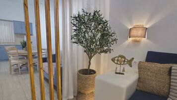Suite – design | Oppholdsområde | En 41-tommers Flatskjerm-TV med digitale kanaler samt Netflix