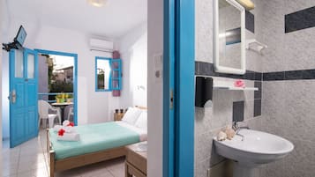 Studio | In-room safe, desk, laptop workspace, blackout curtains