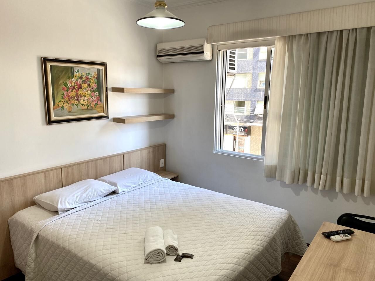 Frigobar, cofres nos quartos, escrivaninha, cortinas blackout